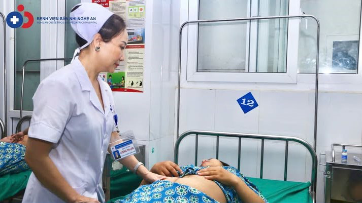 Chèn bóng vào tử cung cứu sản phụ băng huyết sau sinh do đờ tử cung - Ảnh 1.