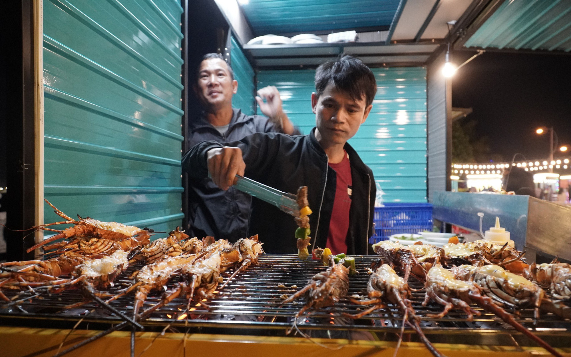 Chợ đêm Pleiku dời sang nơi mới, tiểu thương kêu chật, phường nói sẽ rà soát lại- Ảnh 2. Nha Trang có chợ đêm đầu tiên mở đến 0h
