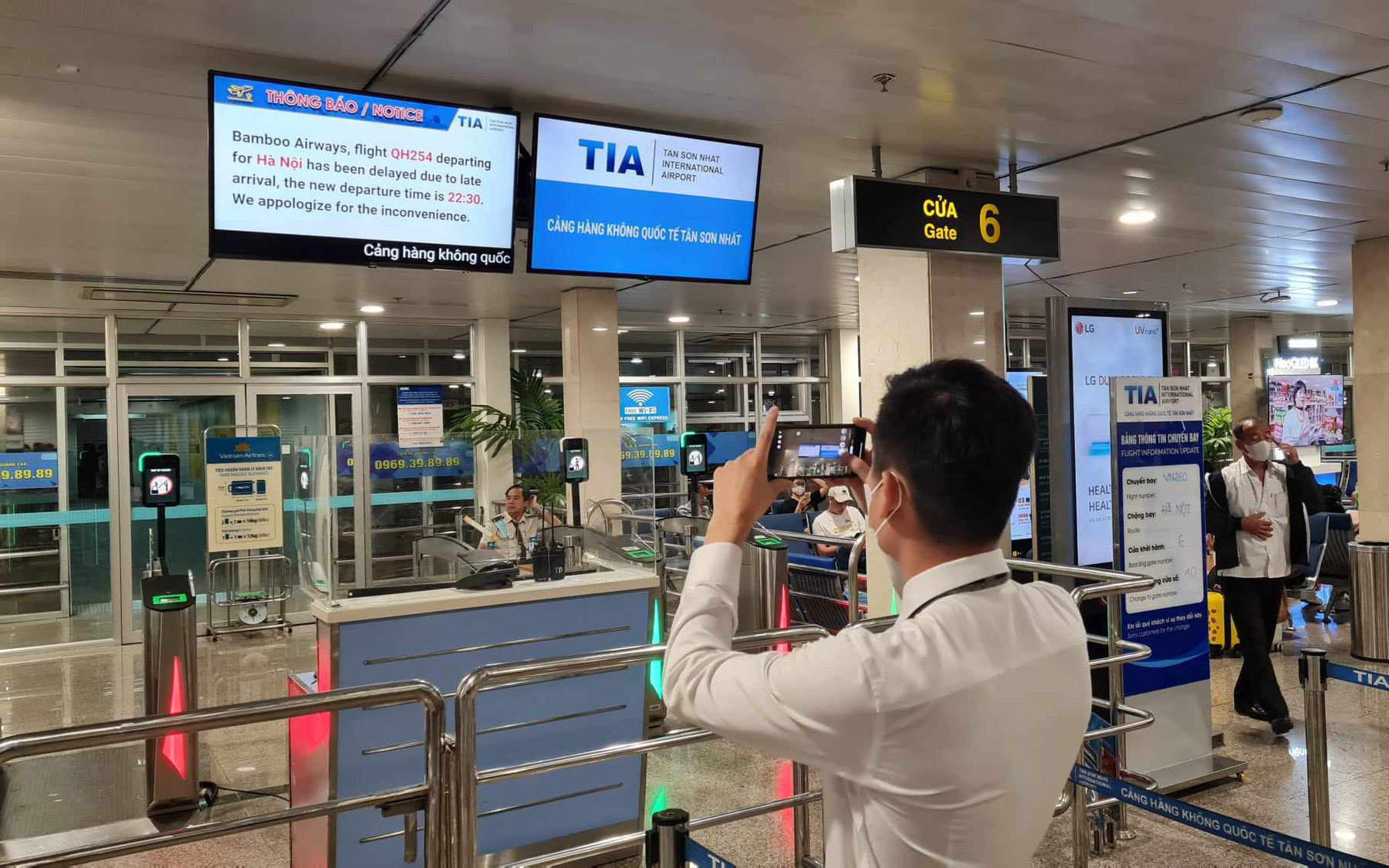 Thời tiết hôm nay 4-2: Bắc Bộ tiếp tục mưa phùn, Nam Bộ nắng gắt- Ảnh 2. Nhiều chuyến bay delay liên tục vì thời tiết xấu phía Bắc