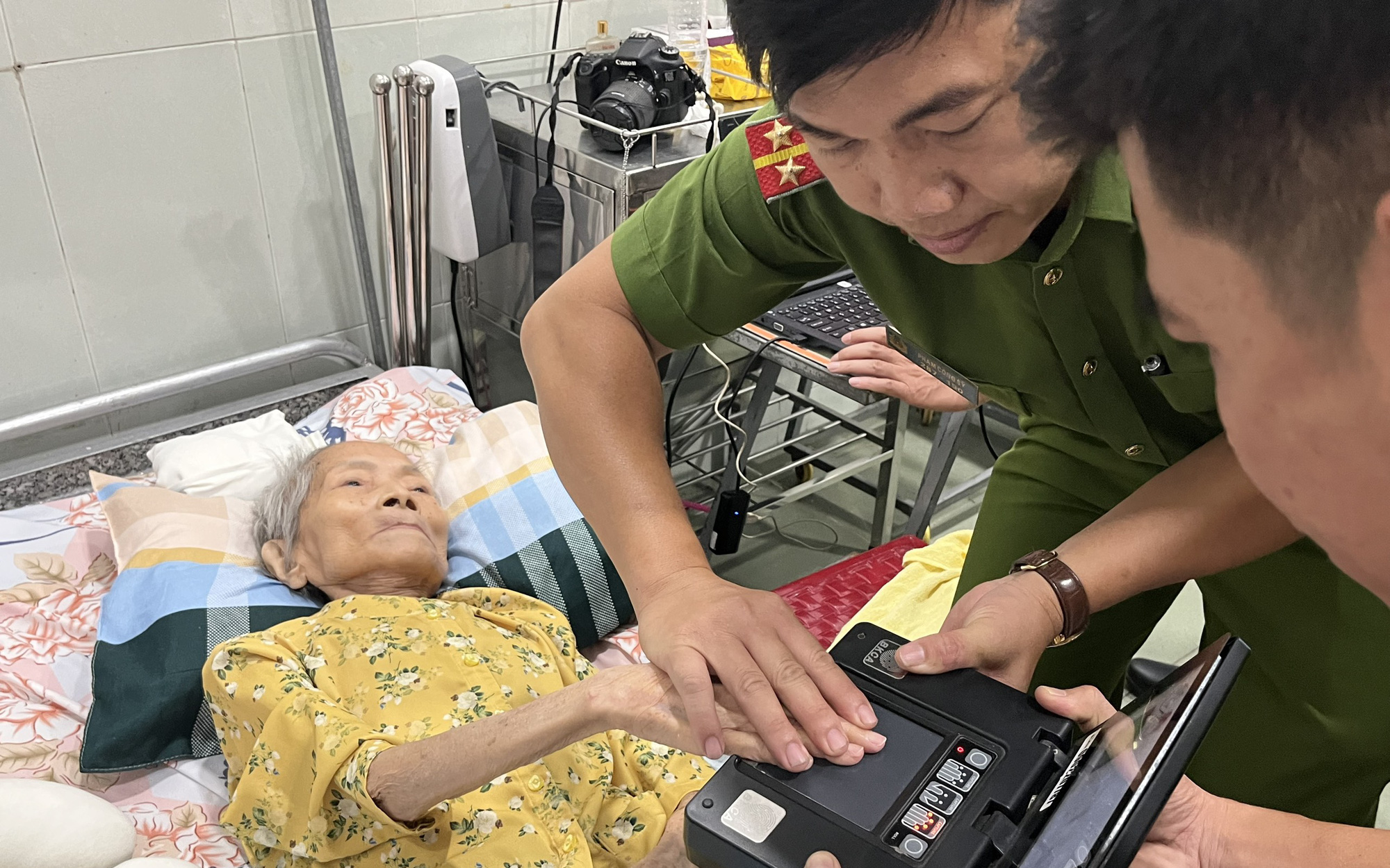 Hành trình vất vả làm lại giấy khai sinh do sai tháng, tờ khai thiếu tên mẹ- Ảnh 2. Những người gần đất xa trời lần đầu được cấp giấy khai sinh