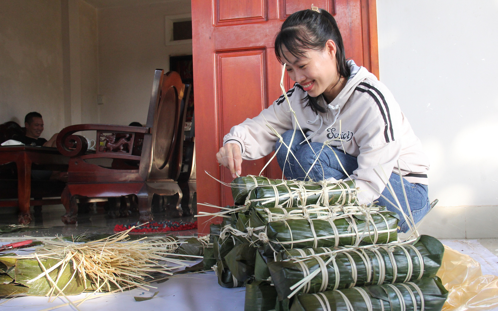 Vì sao đám giỗ ở miền Tây nhà nhà gói bánh tét?   - Ảnh 8.