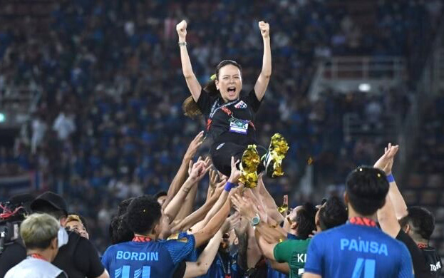 Madam Pang trở thành chủ tịch Hiệp hội Bóng đá Thái Lan- Ảnh 2. Madam Pang chia tay tuyển Thái Lan để tranh cử chủ tịch FAT