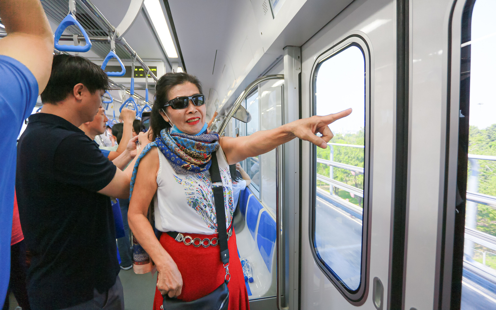 Tàu metro số 1 chạy thử nghiệm liên tục trong dịp Tết Nguyên đán 2024- Ảnh 3. Người dân đi metro: ‘Hạnh phúc khi ngồi trên tàu, ngắm nhìn nhà mình’