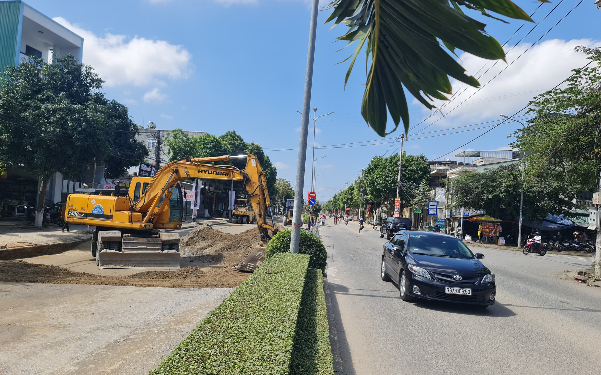 Xới tung quảng trường Phạm Văn Đồng thi công, bà con nói 'thấy đào là thấy Tết' - Ảnh 8.