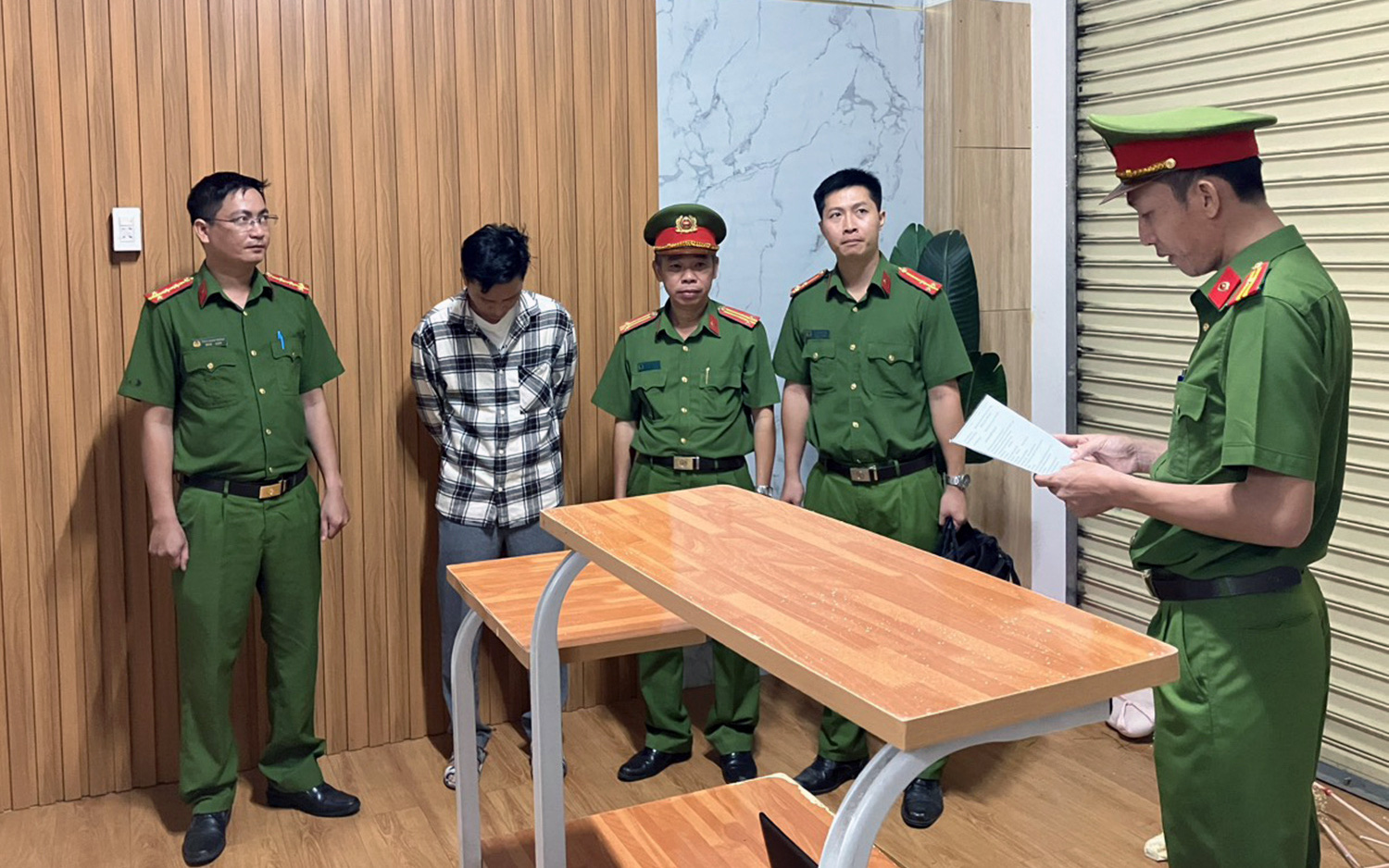 Tung tin giả 'hiếp dâm người dưới 18 tuổi' lừa chạy án 800 triệu đồng- Ảnh 3. Vỡ hụi, 337 người bị đôi vợ chồng lừa đảo hơn 49 tỉ đồng