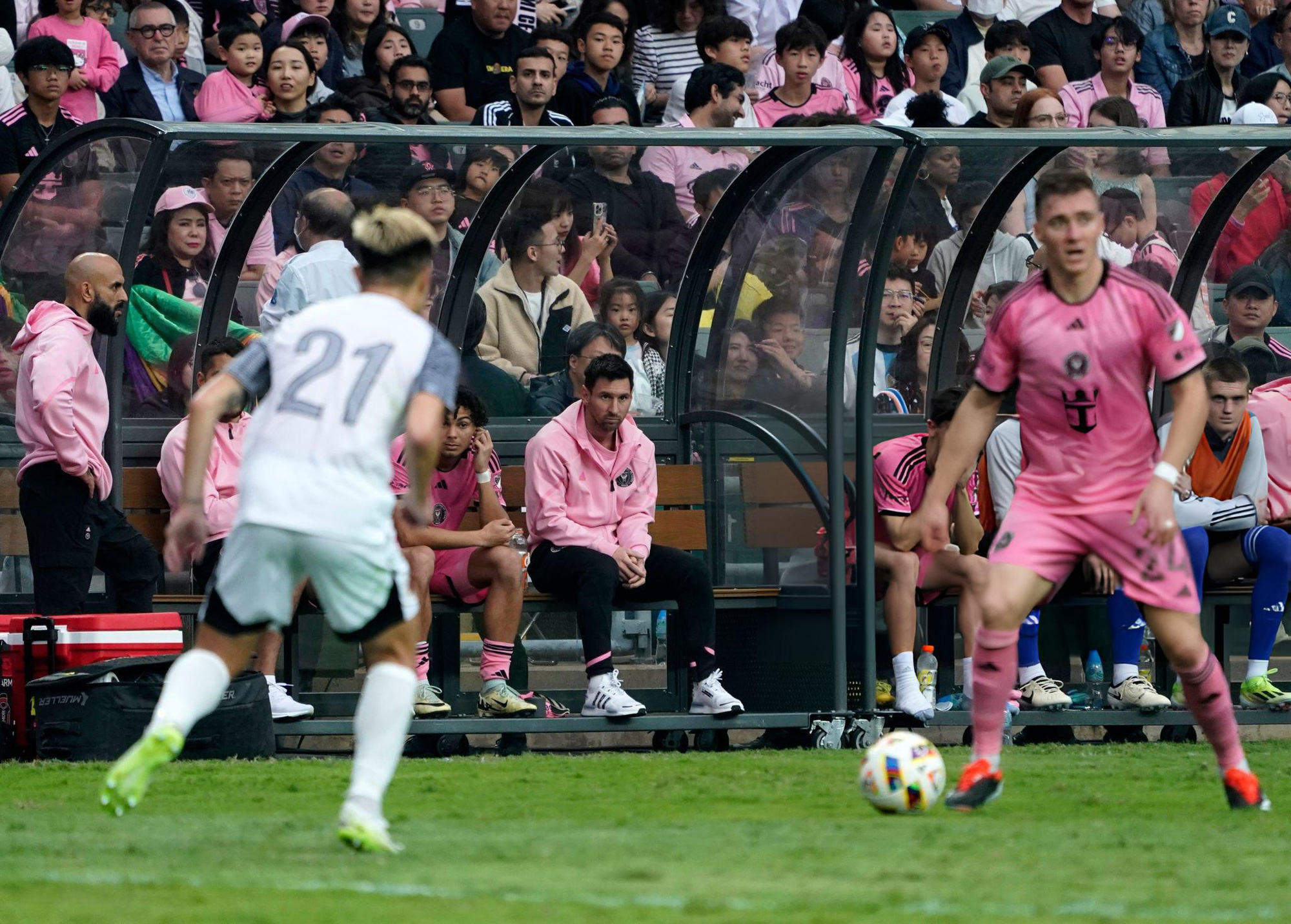 梅西在香港的友誼賽中坐在替補席上 – 照片：GETTY