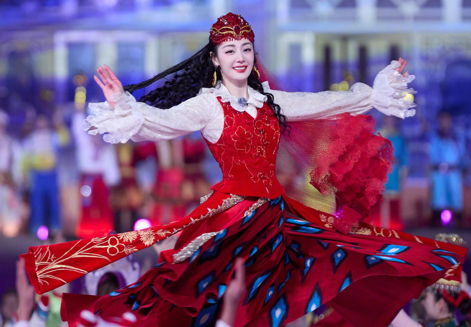 大晦日のステージで美しく映えるディルラバ・ディルムラト - 写真: CCTV