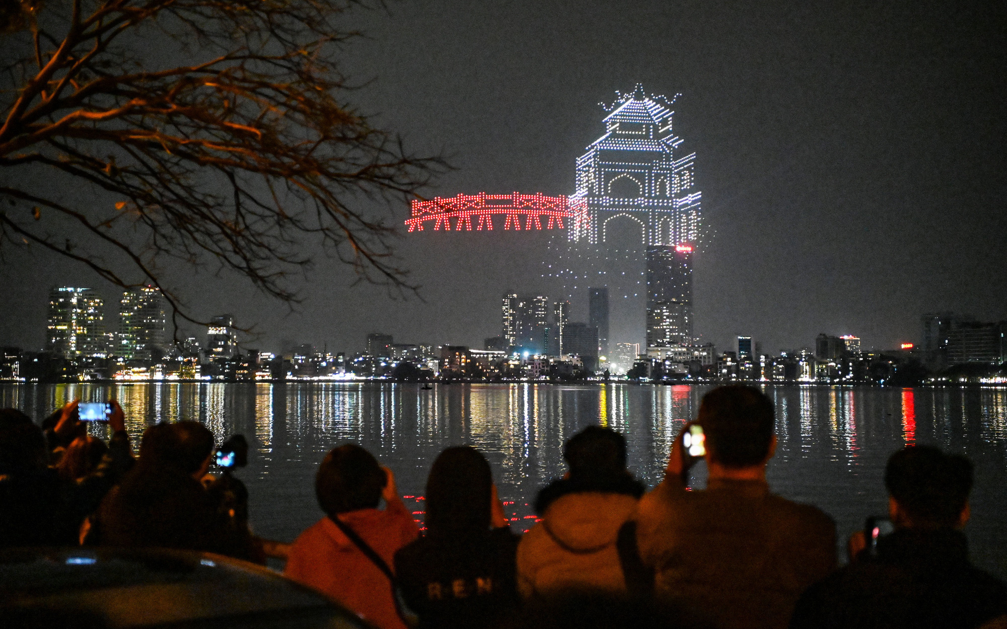 Người Hà Nội ùn ùn rời thành phố đi du xuân, cửa ngõ ùn tắc hàng km- Ảnh 10. Pháo hoa và drone rực sáng bầu trời Hà Nội trong phút giao thừa