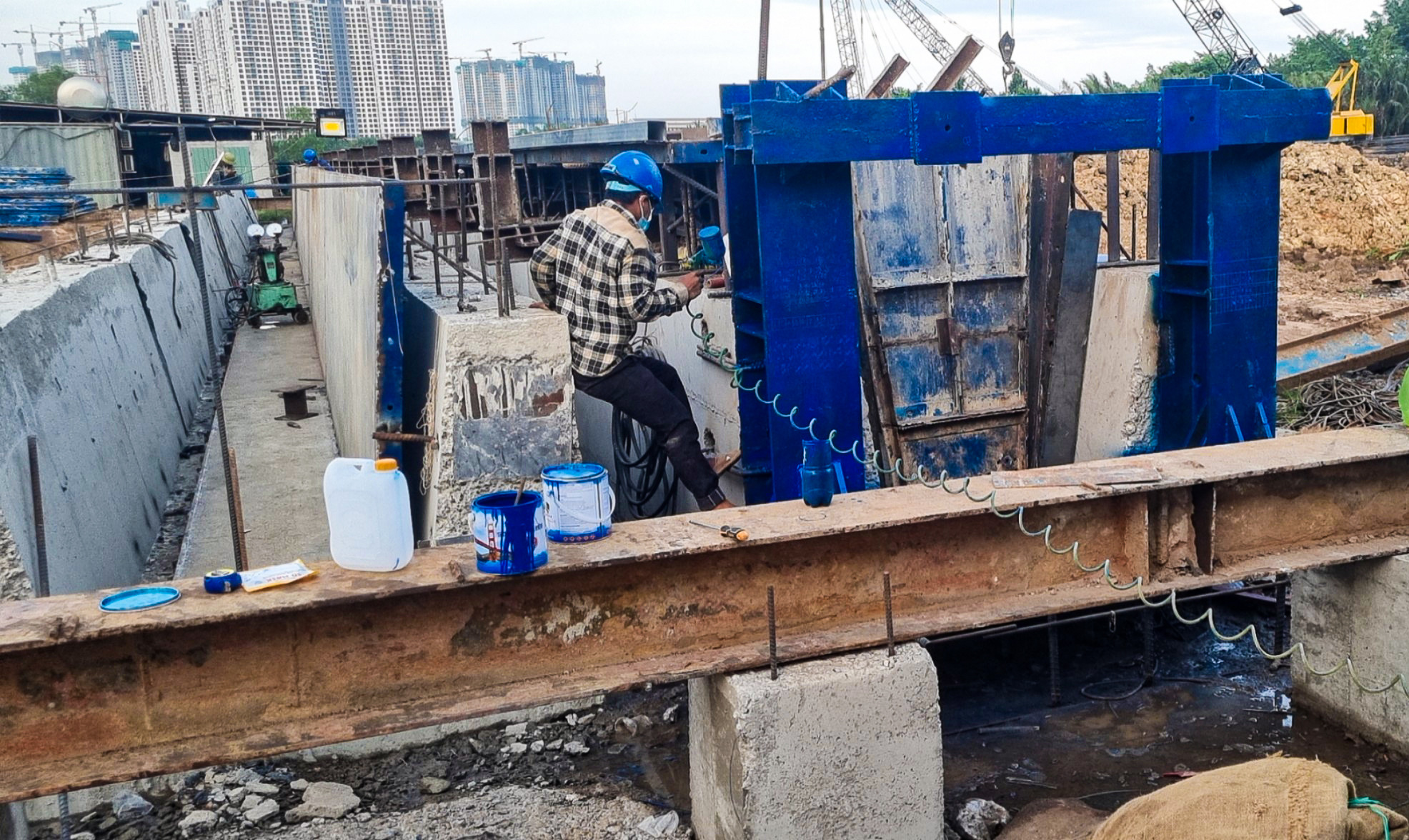 Nhộn nhịp trên các công trình trọng điểm TP.HCM ngày đầu năm- Ảnh 12.