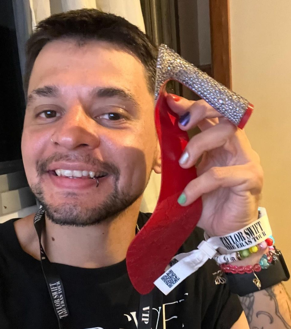 テイラー・スウィフトの失われた足の裏を持つフェリペ・コンラード - 写真：キャラクターのインスタグラム