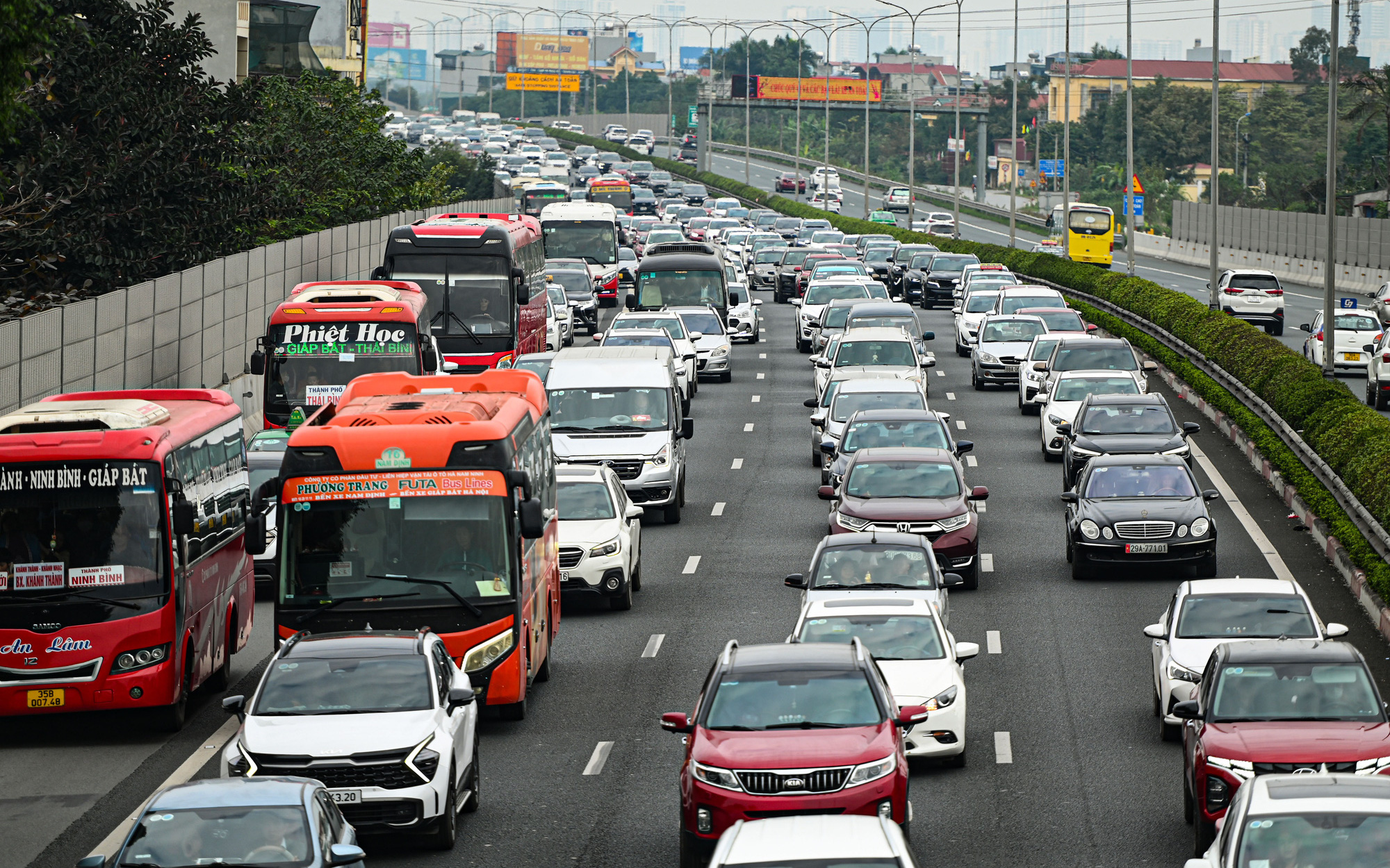 Vượt chốt đo nồng độ cồn, tài xế 17 tuổi tông vỡ xương đại úy CSGT- Ảnh 2. Người Hà Nội ùn ùn rời thành phố đi du xuân, cửa ngõ ùn tắc hàng km