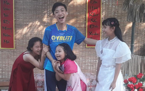 Mùa Tết an vui và đáng nhớ- Ảnh 3. Cậu học trò lớp 11 làm 'đường hoa mini' tặng ông bà vui Tết