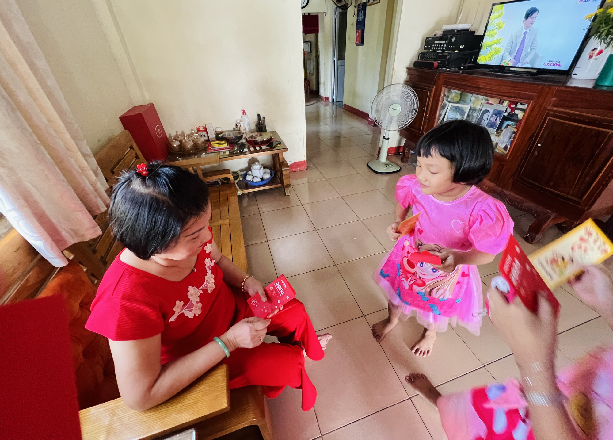Lì xì sai cách, có thể ảnh hưởng xấu đến tâm lý trẻ nhỏ - Ảnh 2.