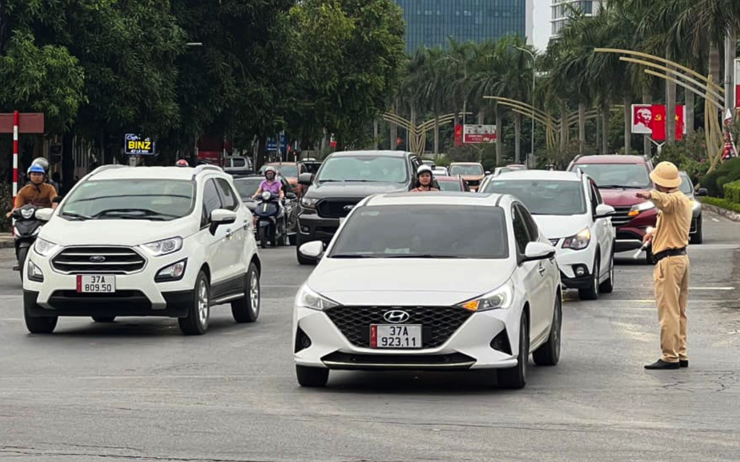 Dân 'đỏ mắt' tìm chỗ đỗ xe, TP Vinh đề xuất thu phí đỗ xe dưới lòng đường- Ảnh 2. Sau Hà Nội và TP.HCM, Nghệ An xếp thứ ba về mua ô tô nhiều nhất cả nước