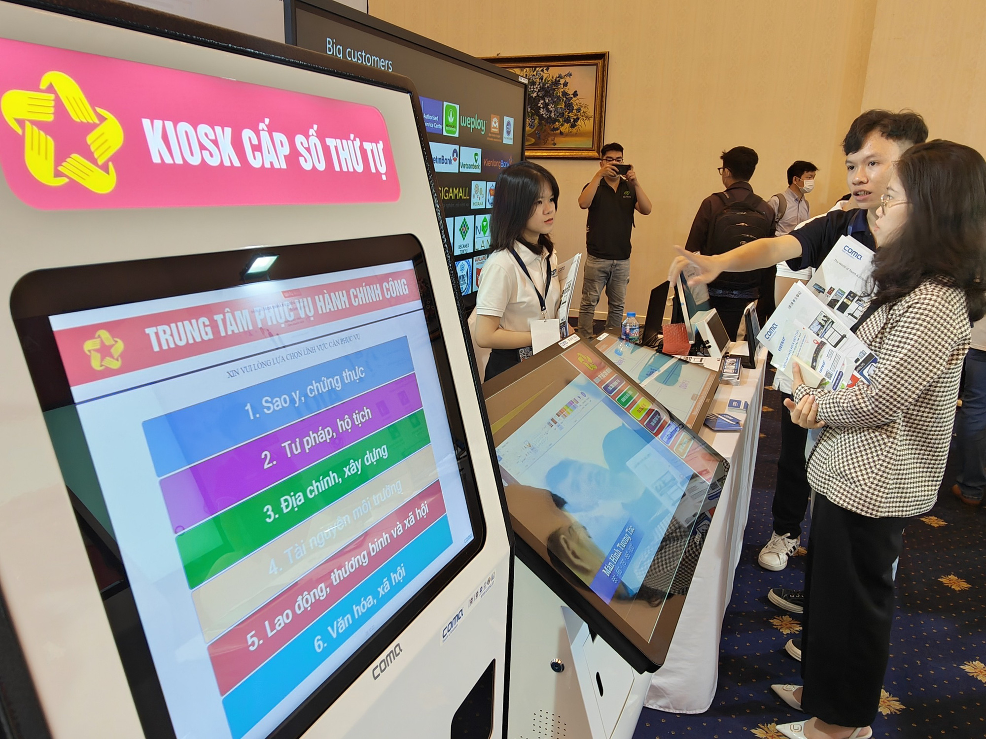 Người dùng cần biết cách bảo vệ chính mình khi tham gia ngày càng nhiều hoạt động giao dịch trên không gian mạng - Ảnh: ĐỨC THIỆN Người dùng cần biết cách bảo vệ chính mình khi tham gia ngày càng nhiều hoạt động giao dịch trên không gian mạng - Ảnh: ĐỨC THIỆN