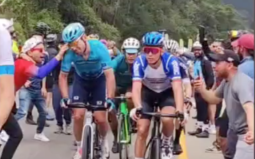Tay đua xe đạp bị cướp mắt kính khi đang thi đấu