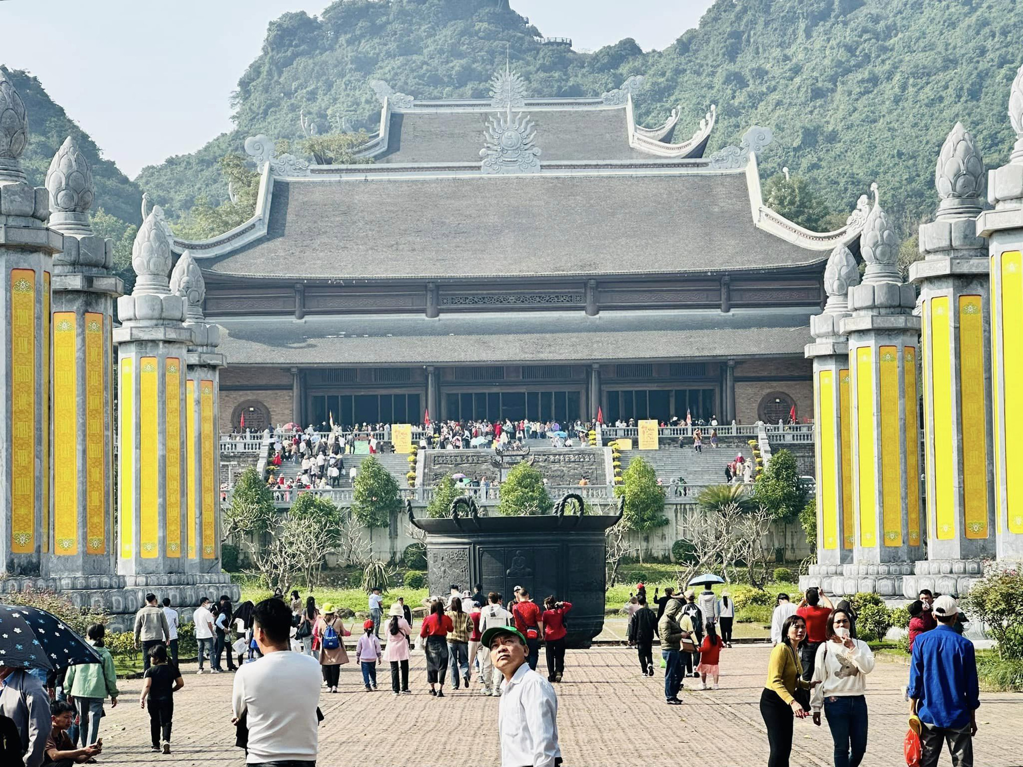 Khách du xuân chùa Bái Đính, Tam Chúc, chùa Hương đông đúc bốn ngày Tết ...