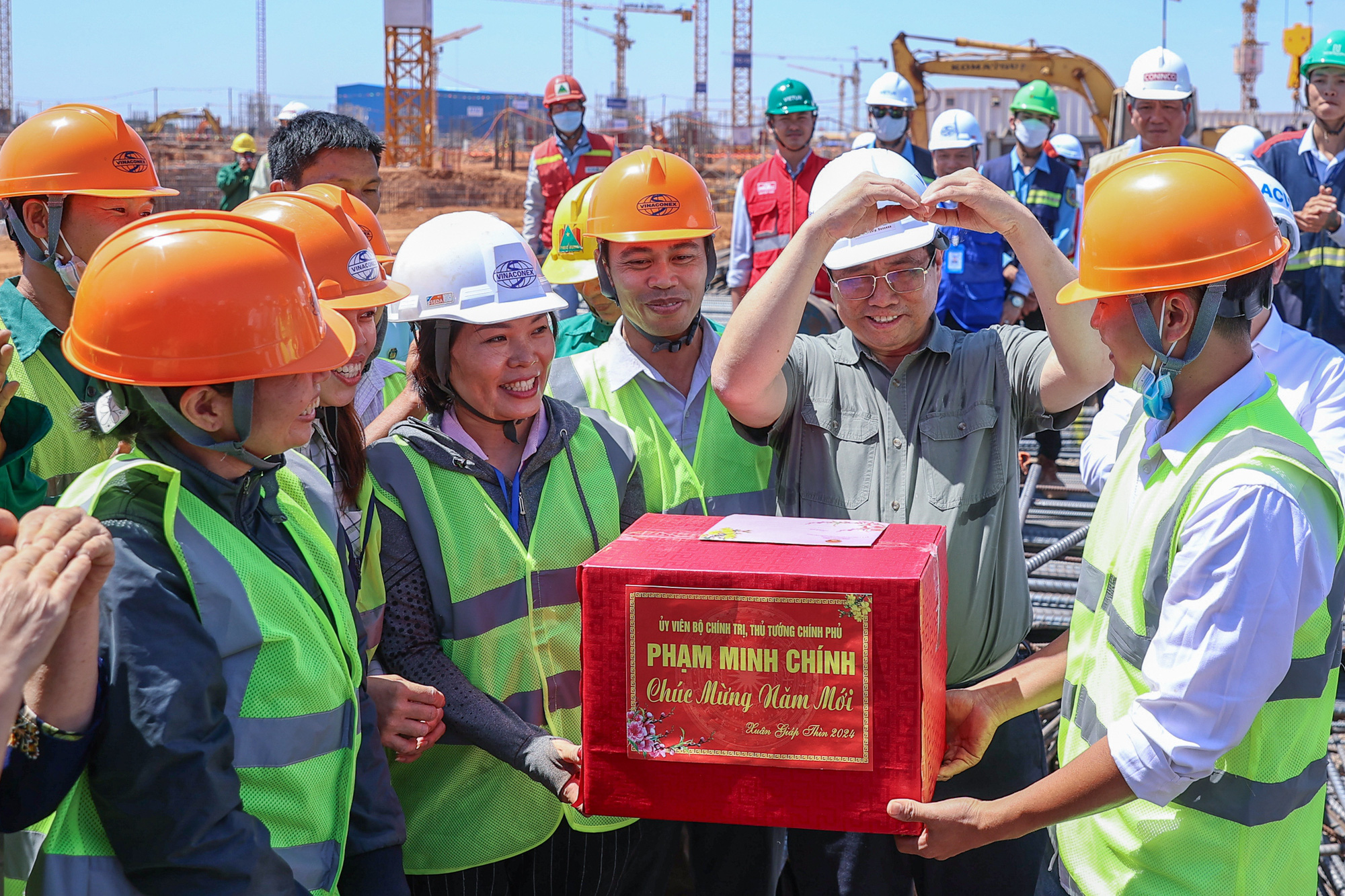 Thủ tướng tặng quà, chúc Tết công nhân thi công dự án