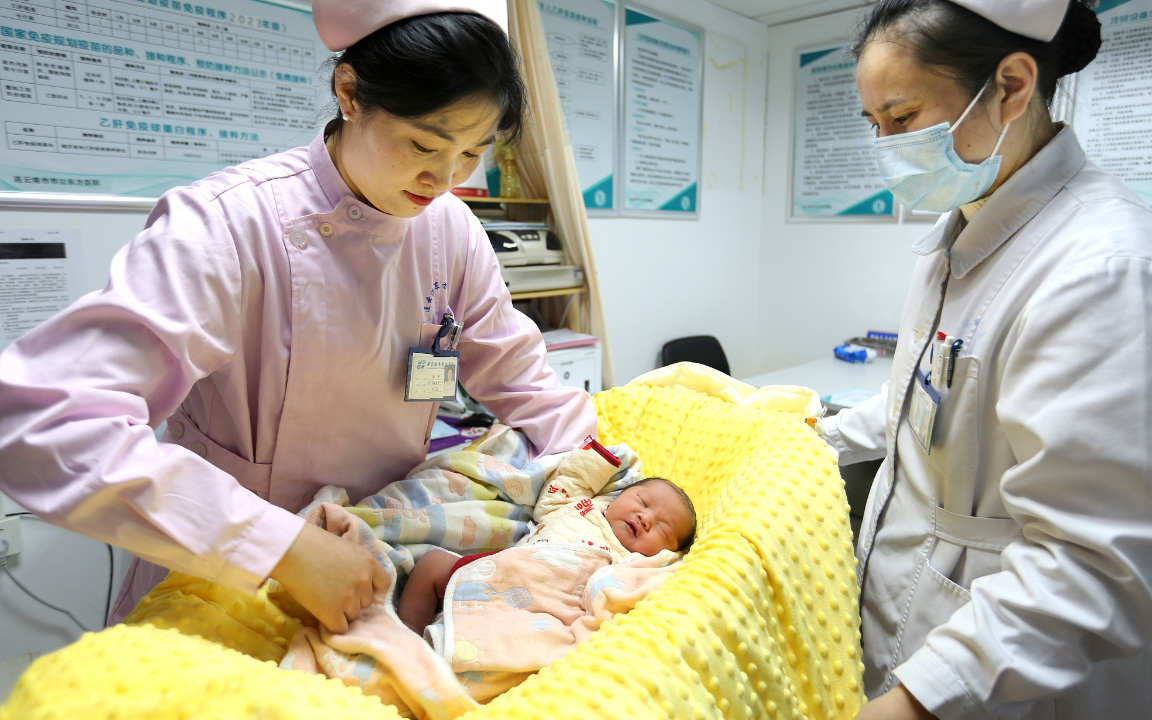 Trung Quốc: cặp song sinh nằm ở hai khoang tử cung khác nhau chào đời bình an - Ảnh 2.