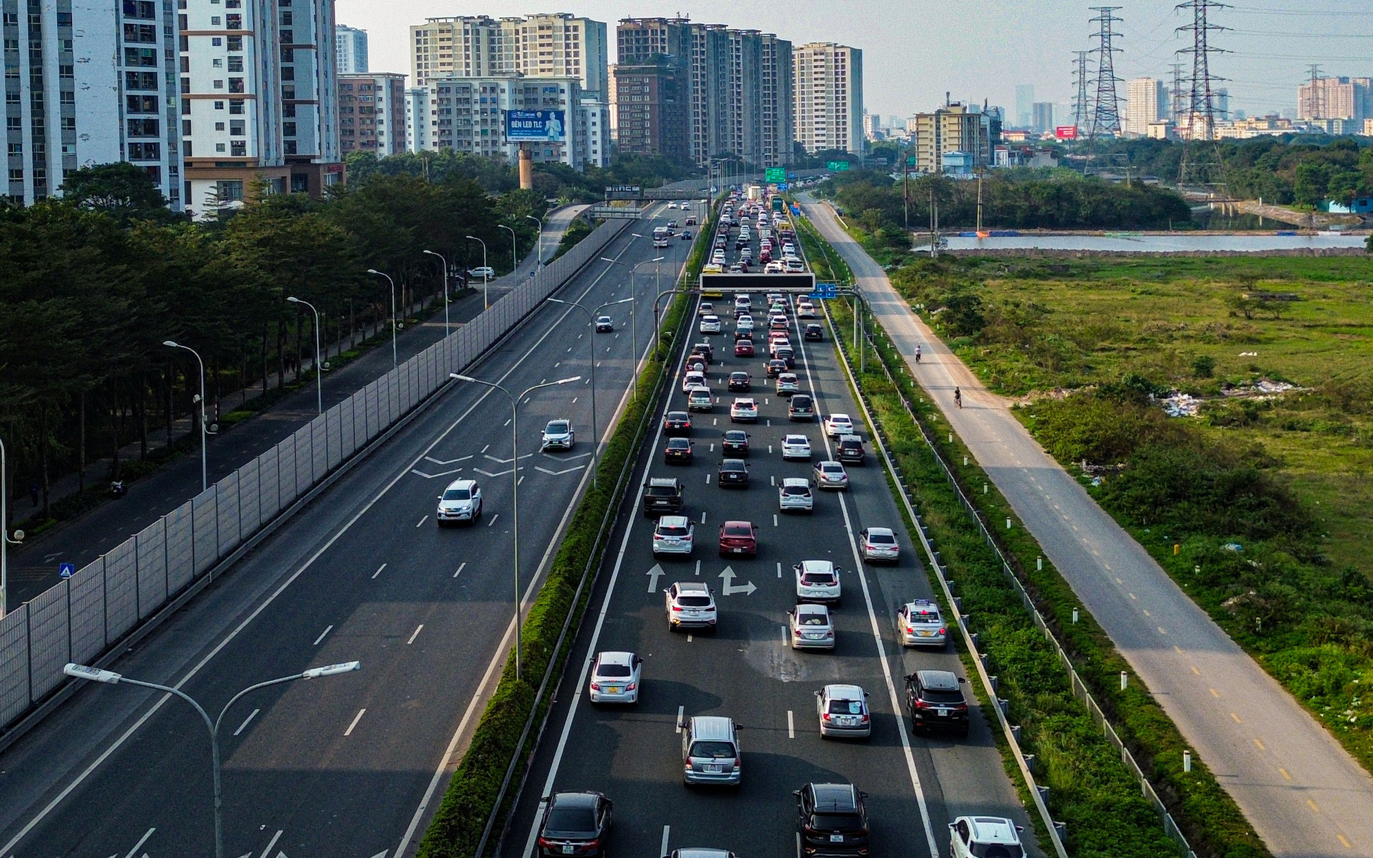 Chiều mùng 5 Tết, cửa ngõ thủ đô ùn tắc kéo dài, vành đai 3 thông thoáng- Ảnh 21. Hà Nội cảnh báo 2 khung giờ "nóng" khi người dân trở lại sau Tết