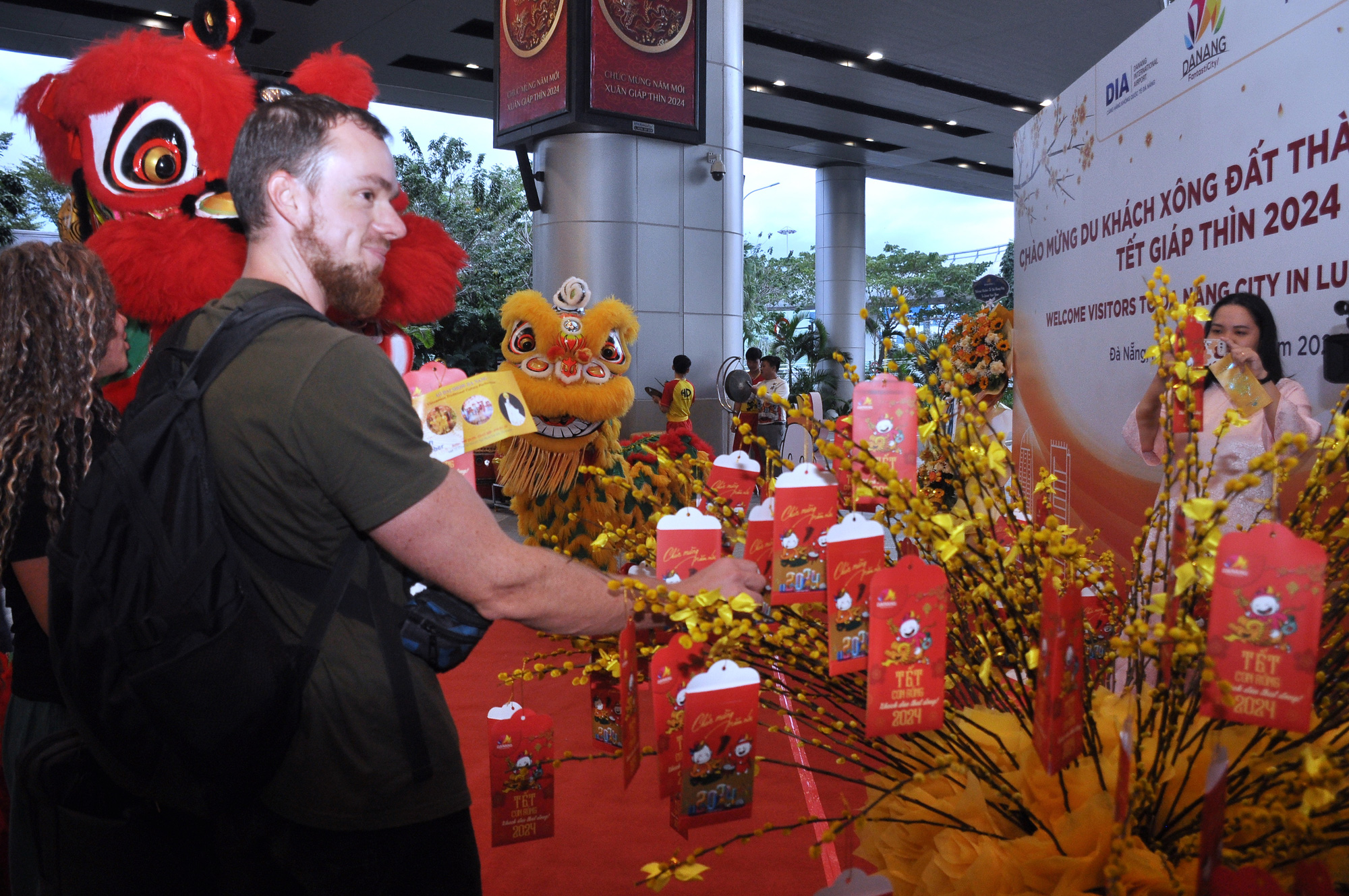 Du khách được chào đón tại sân bay Đà Nẵng khi đến thăm thành phố trong dịp Tết Nguyên đán - Ảnh: T.DINH