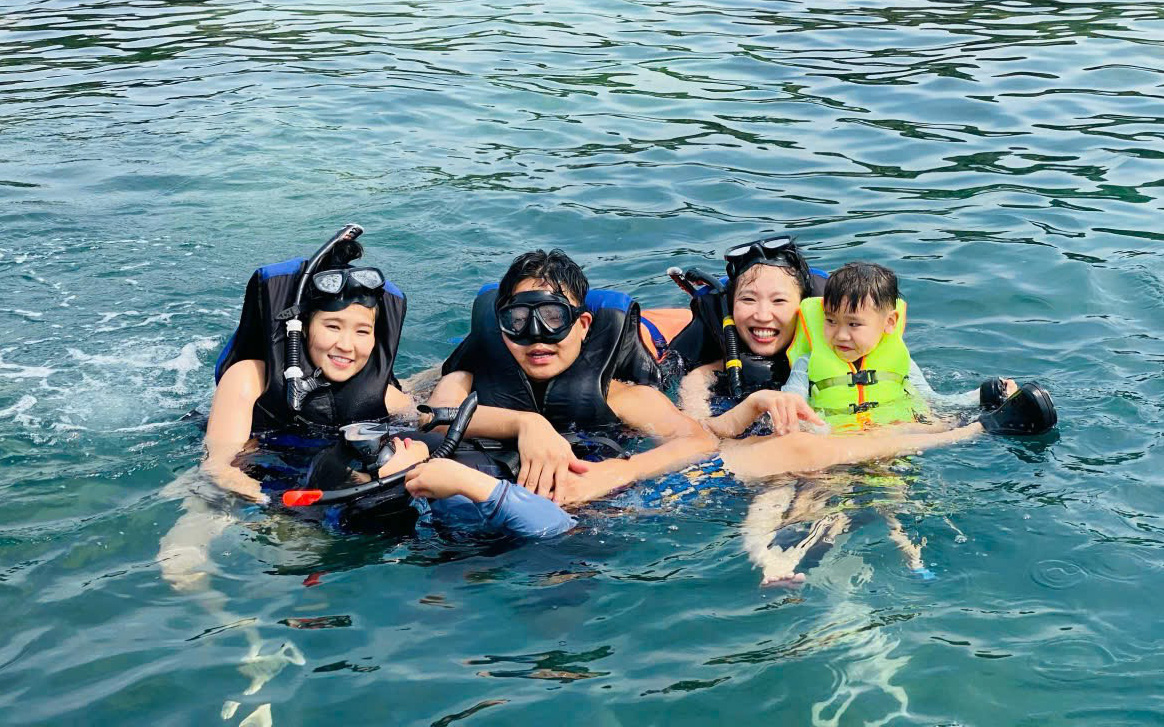 Khám phá 'nàng tiên xanh' giữa vịnh Nha Trang- Ảnh 2. Đi chơi Tết, du khách mê tít ngắm san hô, bắt cá, bắt nhum ở Phú Quốc, Hòn Sơn, Nam Du
