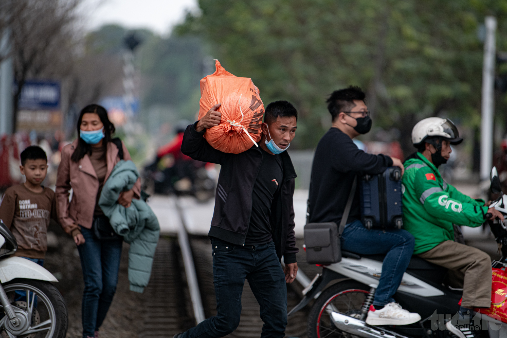 Chiều mùng 5 Tết, cửa ngõ thủ đô ùn tắc kéo dài, vành đai 3 thông thoáng- Ảnh 10. Chiều mùng 5 Tết, cửa ngõ thủ đô ùn tắc kéo dài, vành đai 3 thông thoáng- Ảnh 10.