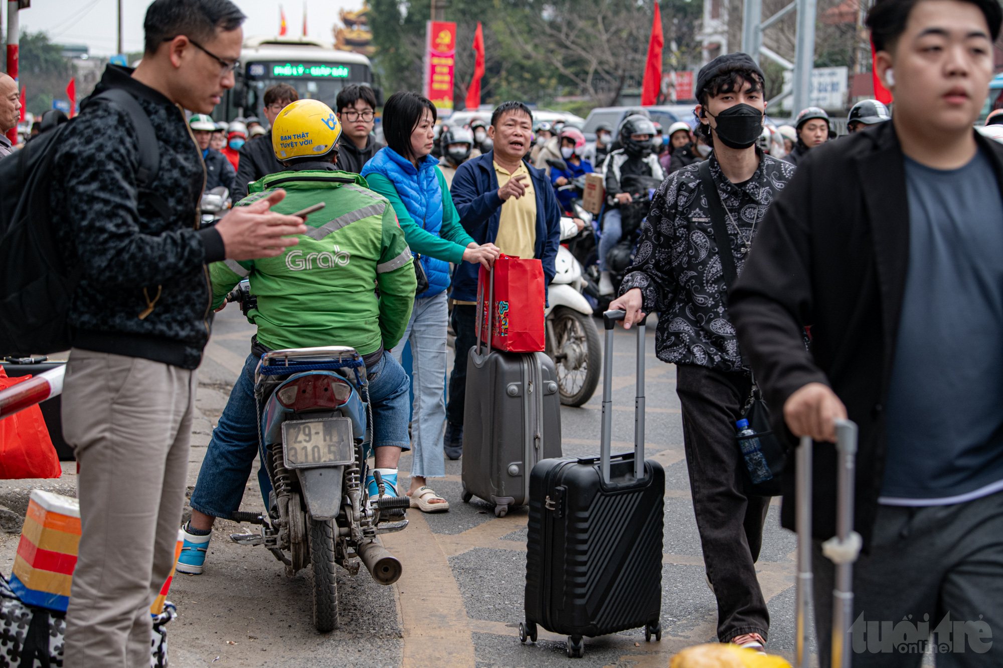 Chiều mùng 5 Tết, cửa ngõ thủ đô ùn tắc kéo dài, vành đai 3 thông thoáng- Ảnh 12. Chiều mùng 5 Tết, cửa ngõ thủ đô ùn tắc kéo dài, vành đai 3 thông thoáng- Ảnh 12.