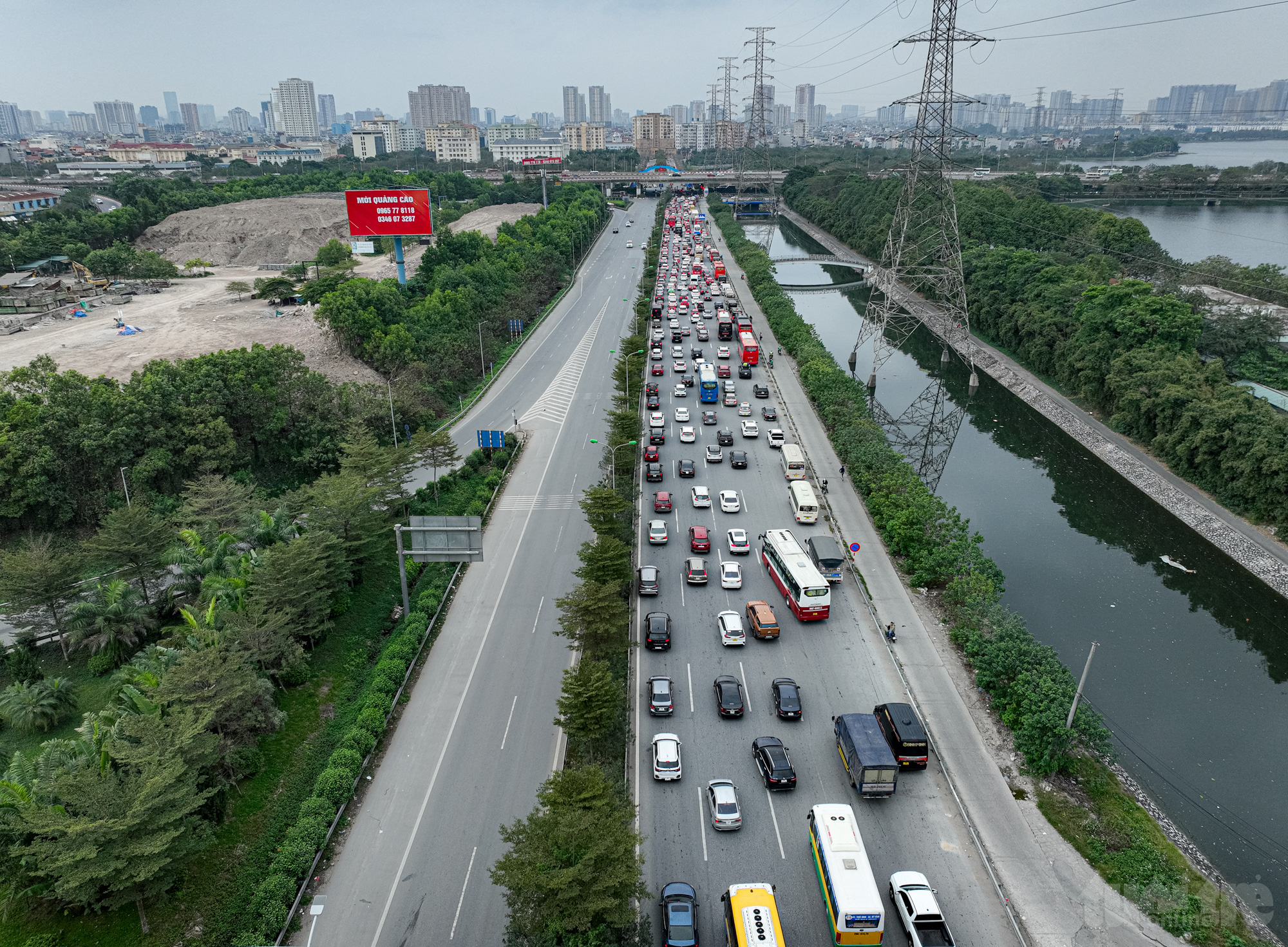 Chiều mùng 5 Tết, cửa ngõ thủ đô ùn tắc kéo dài, vành đai 3 thông thoáng- Ảnh 4. Chiều mùng 5 Tết, cửa ngõ thủ đô ùn tắc kéo dài, vành đai 3 thông thoáng- Ảnh 4.