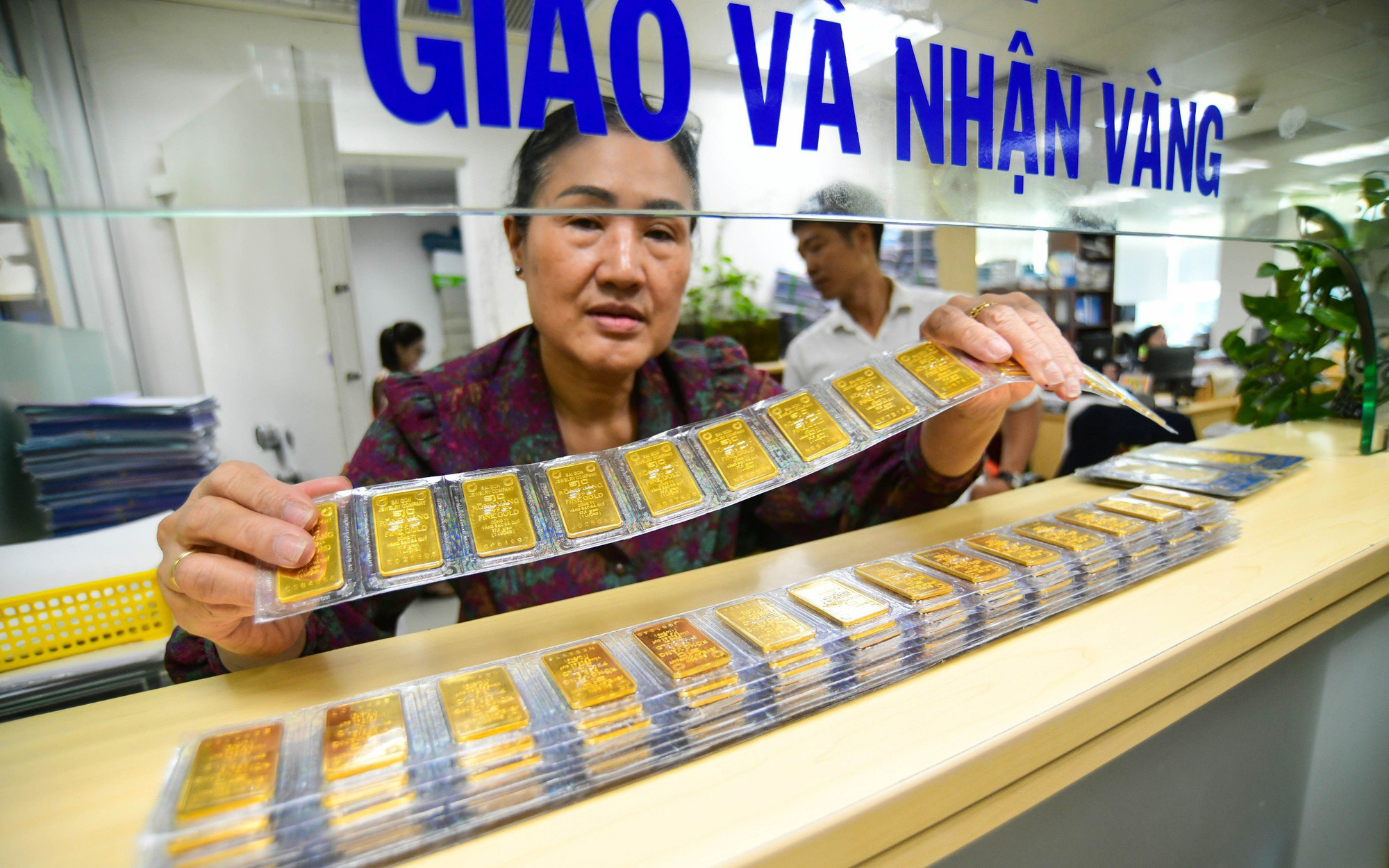 Bỗng lù lù đâu ra ông Thần Tài? Nếu lậm quá lại thành ra mê tín- Ảnh 2. Giá vàng miếng SJC bị đẩy lên cao trước ngày vía Thần tài