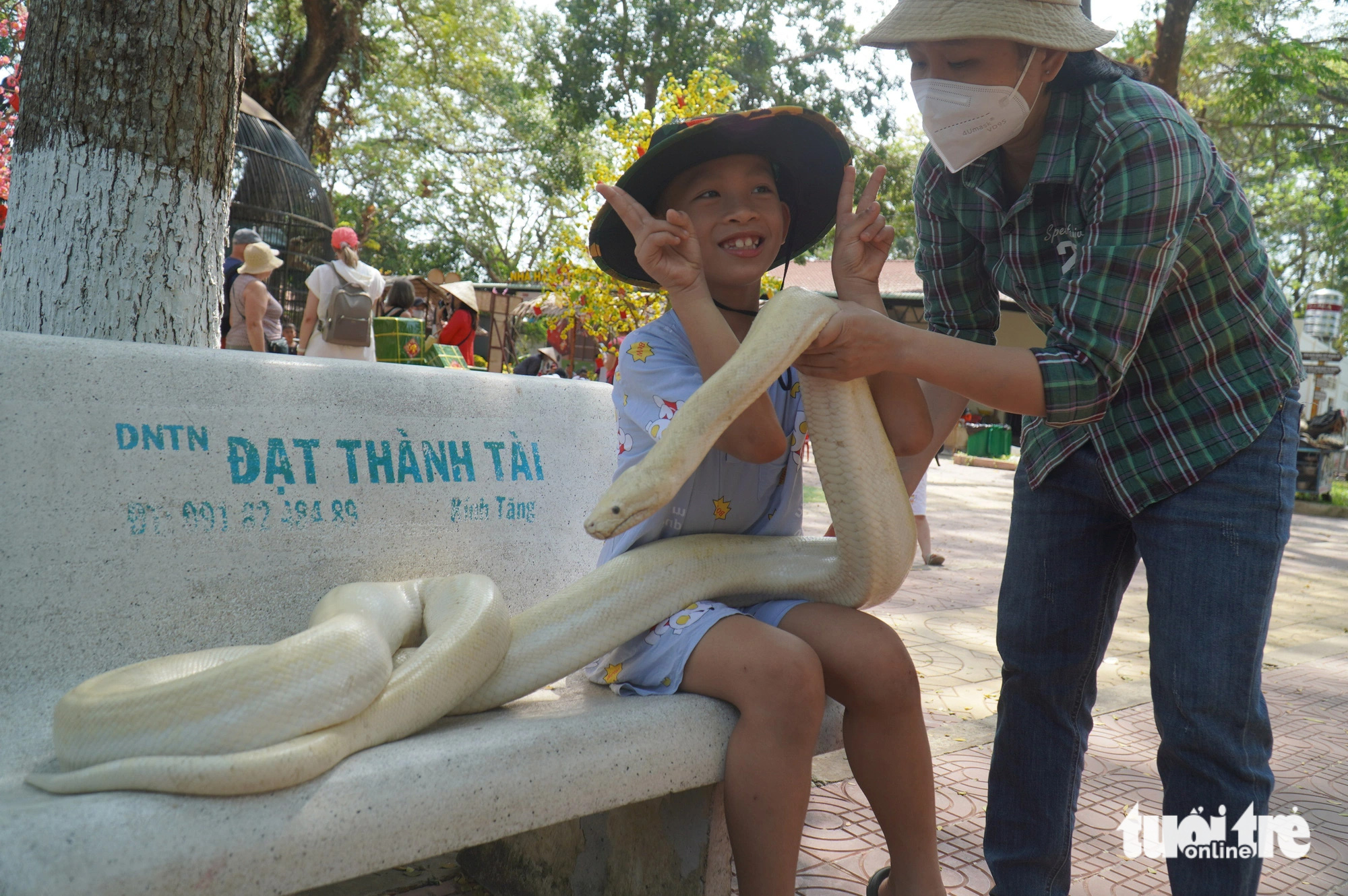 Hàng ngàn du khách tham quan trại rắn lớn nhất miền Tây - Tuổi Trẻ Online