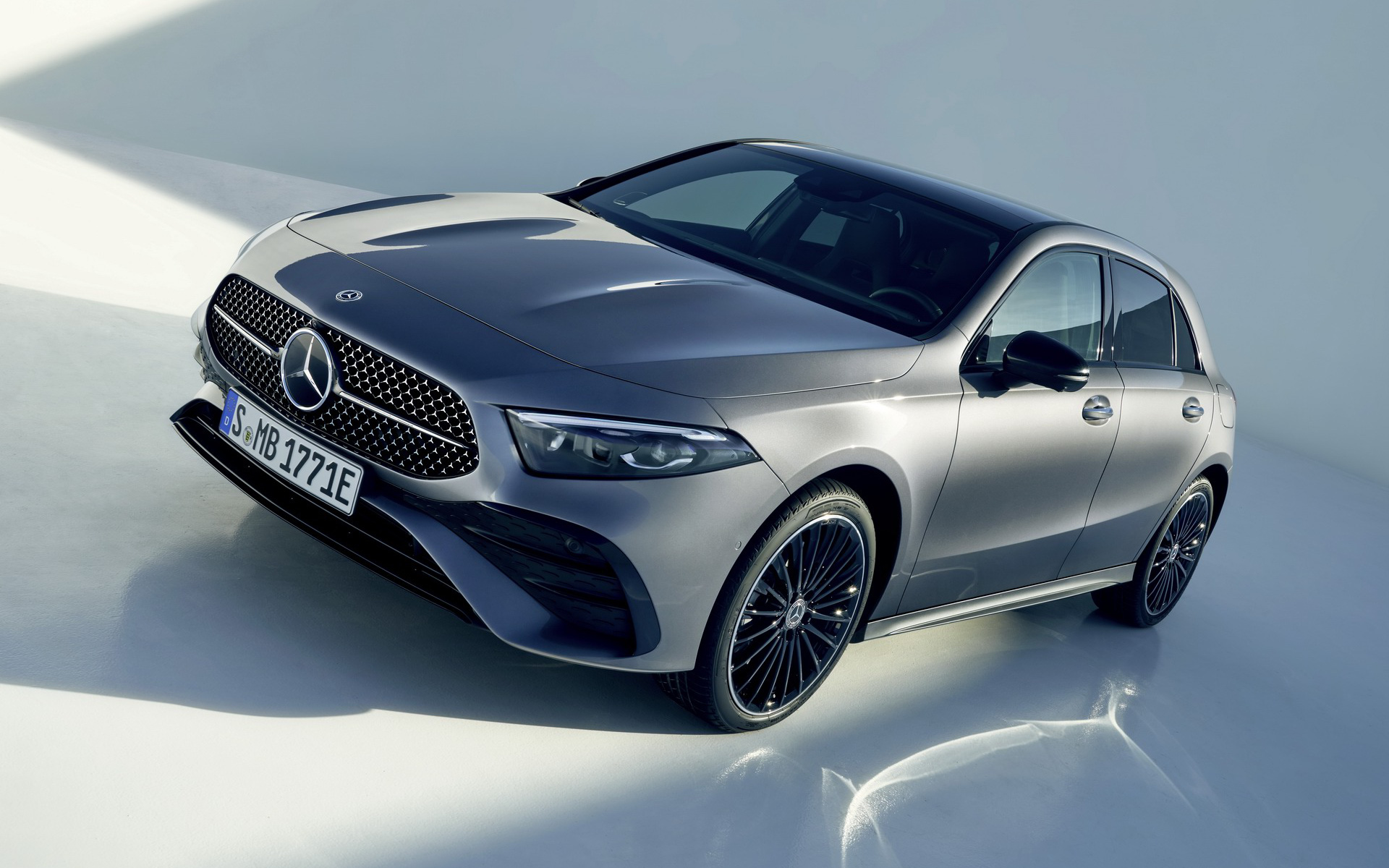 Mercedes-Benz ra mắt bộ sạc di động mới: Nhỏ, nhẹ, cắm được bất cứ đâu- Ảnh 4. Từng muốn lên phân khúc siêu sang đấu Rolls-Royce, Mercedes-Benz quay xe chỉ sau 2 năm
