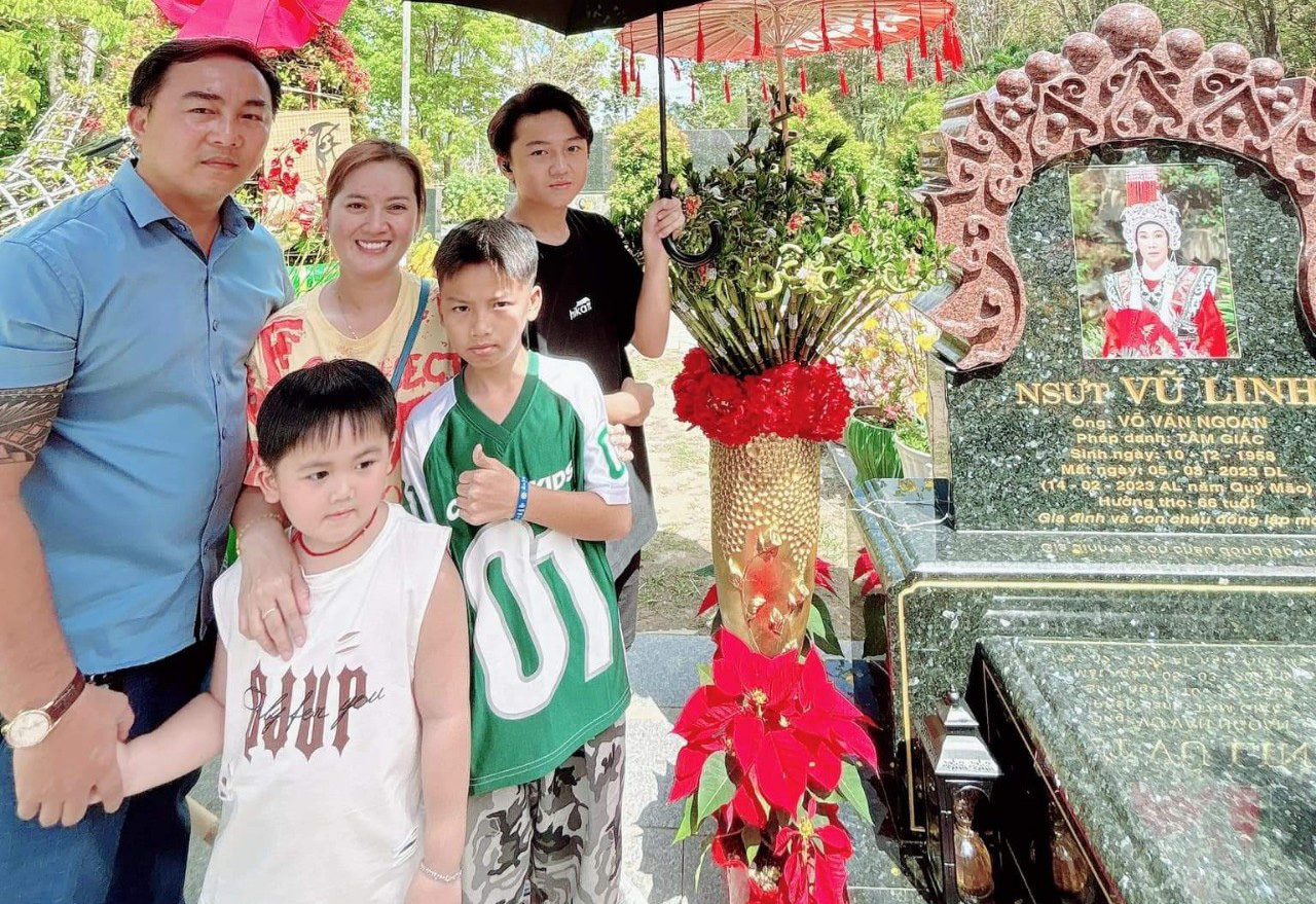 Hong Loan a fost rugată să nu accepte donații pentru aniversarea morții tatălui lui Vu Linh și a postat o fotografie cu familia sa la mormântul lui Vu Linh, cu un status pe pagina sa personală - Foto: NVCC Hồng Loan xin không nhận quyên góp trong đám giỗ của ba Vũ Linh và đăng ảnh gia đình cô bên mộ Vũ Linh kèm theo status trên trang cá nhân - Ảnh: NVCC