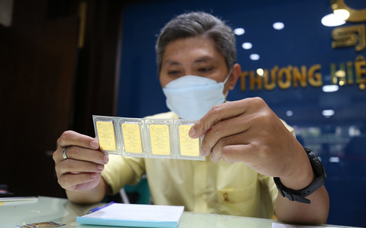 Nhộn nhịp ngày Thần Tài: Đa dạng mẫu mã vàng và hình thức mua sắm- Ảnh 8. Diễn biến lạ của giá vàng miếng SJC trước ngày Thần Tài