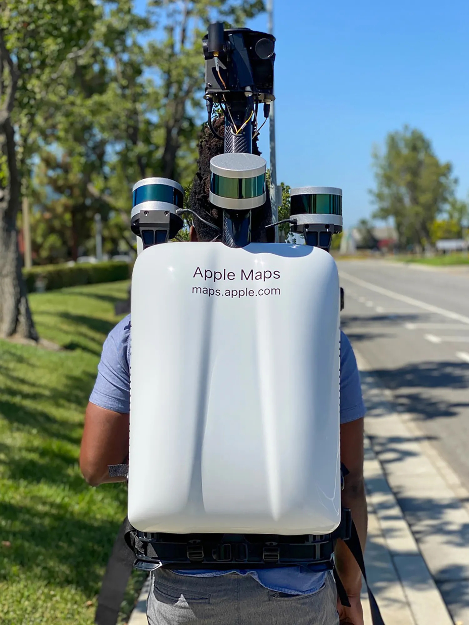 Xe Apple sắp đến Việt Nam, tích hợp dữ liệu cho Look Around- Ảnh 5. Những chiếc ba lô này được trang bị cảm biến hiện đại để thu thập dữ liệu - Ảnh: The Sun