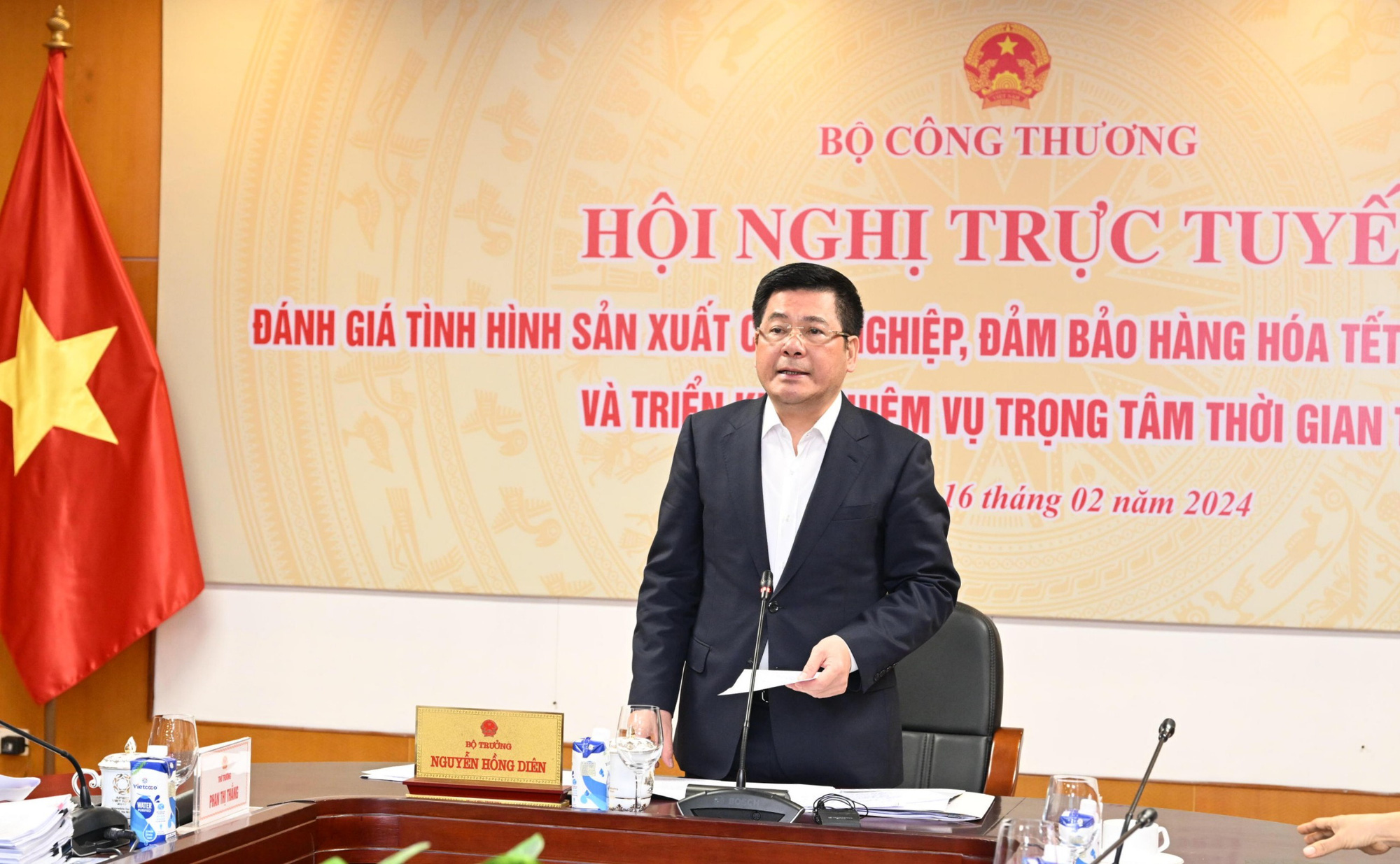 Bộ trưởng Bộ Công Thương chủ trì cuộc họp triển khai nhiệm vụ đầu năm - Ảnh: Đ.DŨNG