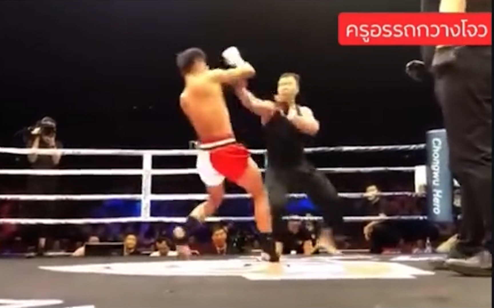 Võ sĩ muay Thái bị cụt tay giành chiến thắng ở ONE Championship- Ảnh 2. Võ sư Vịnh Xuân bị võ sĩ Muay Thái hạ knock out
