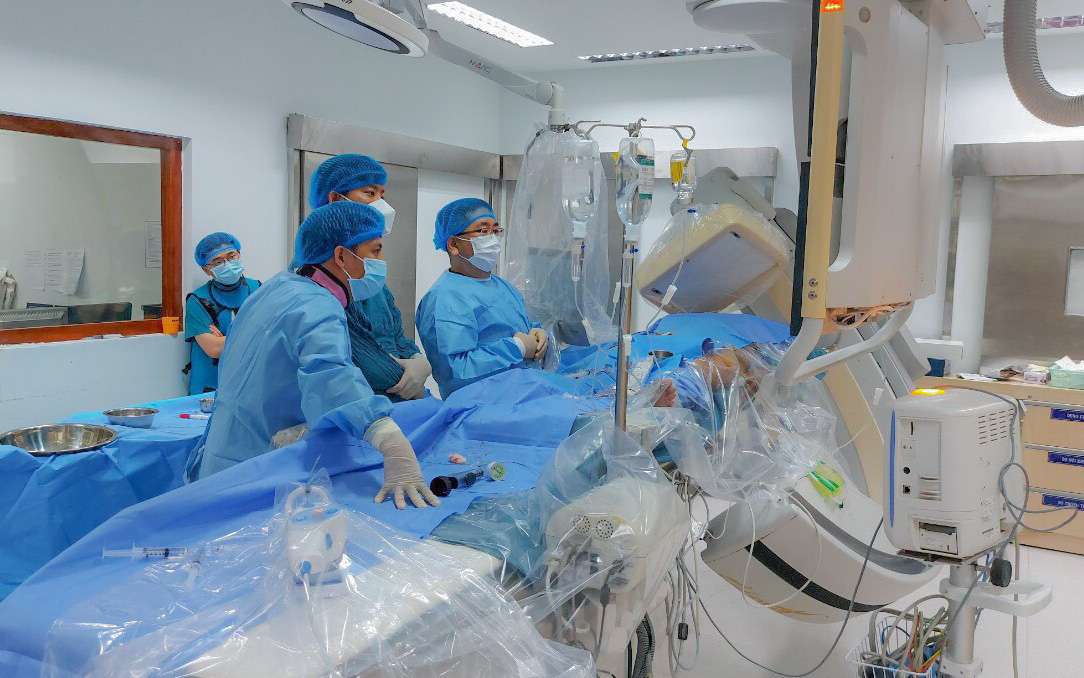 Nhồi máu phổi tử vong cao hơn nhồi máu cơ tim cấp, đang gia tăng trong giới trẻ- Ảnh 2. Cấp cứu bệnh nhân nước ngoài bị nhồi máu cơ tim khi về Ninh Thuận đón Tết