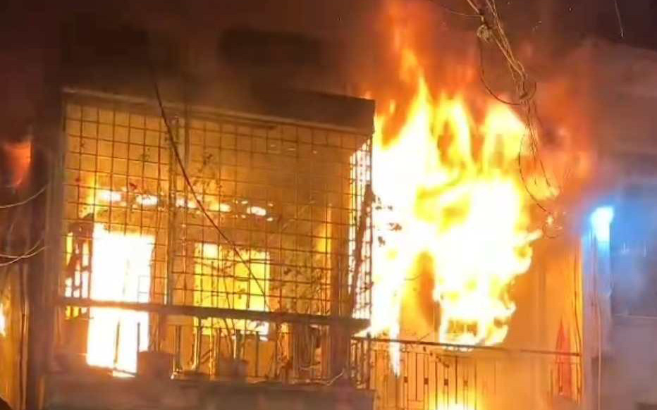 Cháy tiệm cầm đồ nghi do nổ bình gas, một người chết, một người bị thương- Ảnh 3. Cháy nhà ở quận 10 làm 4 người chết lúc rạng sáng