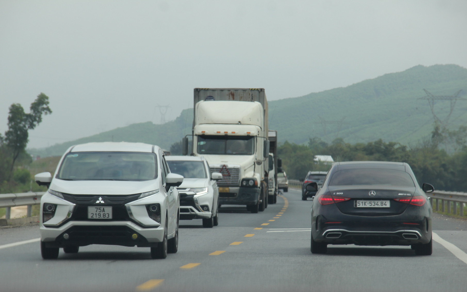 Xe "rồng rắn" nối đuôi đi chầm chậm trên cao tốc miền Trung