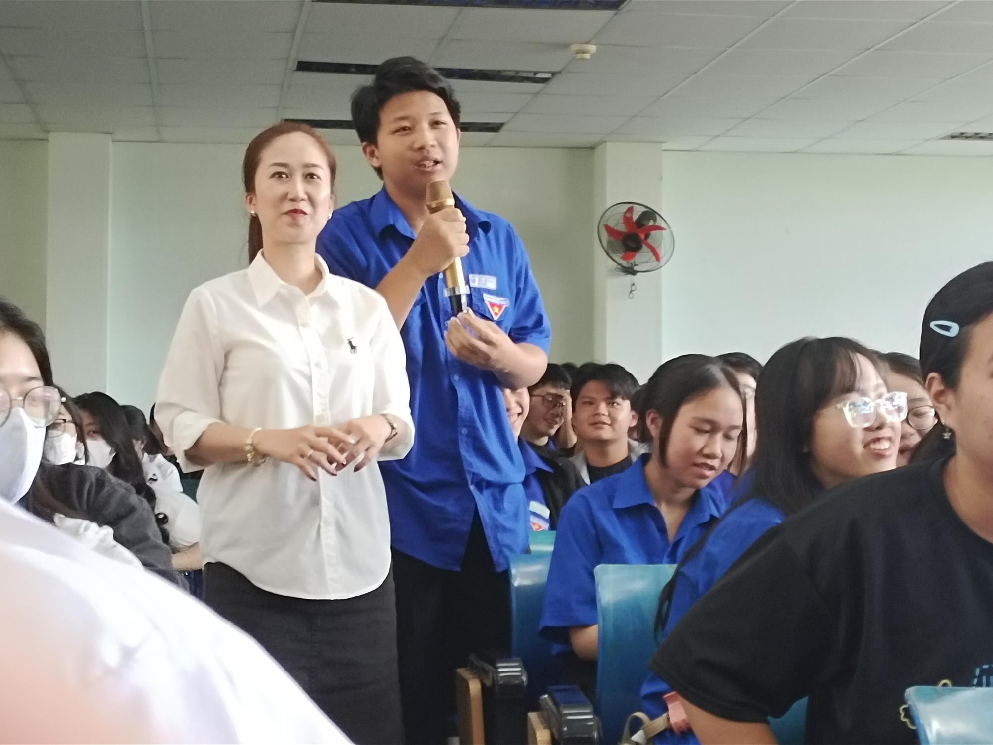 Teen Trường THPT chuyên Lê Khiết khởi động năm mới với Nhà văn tôi yêu- Ảnh 11.