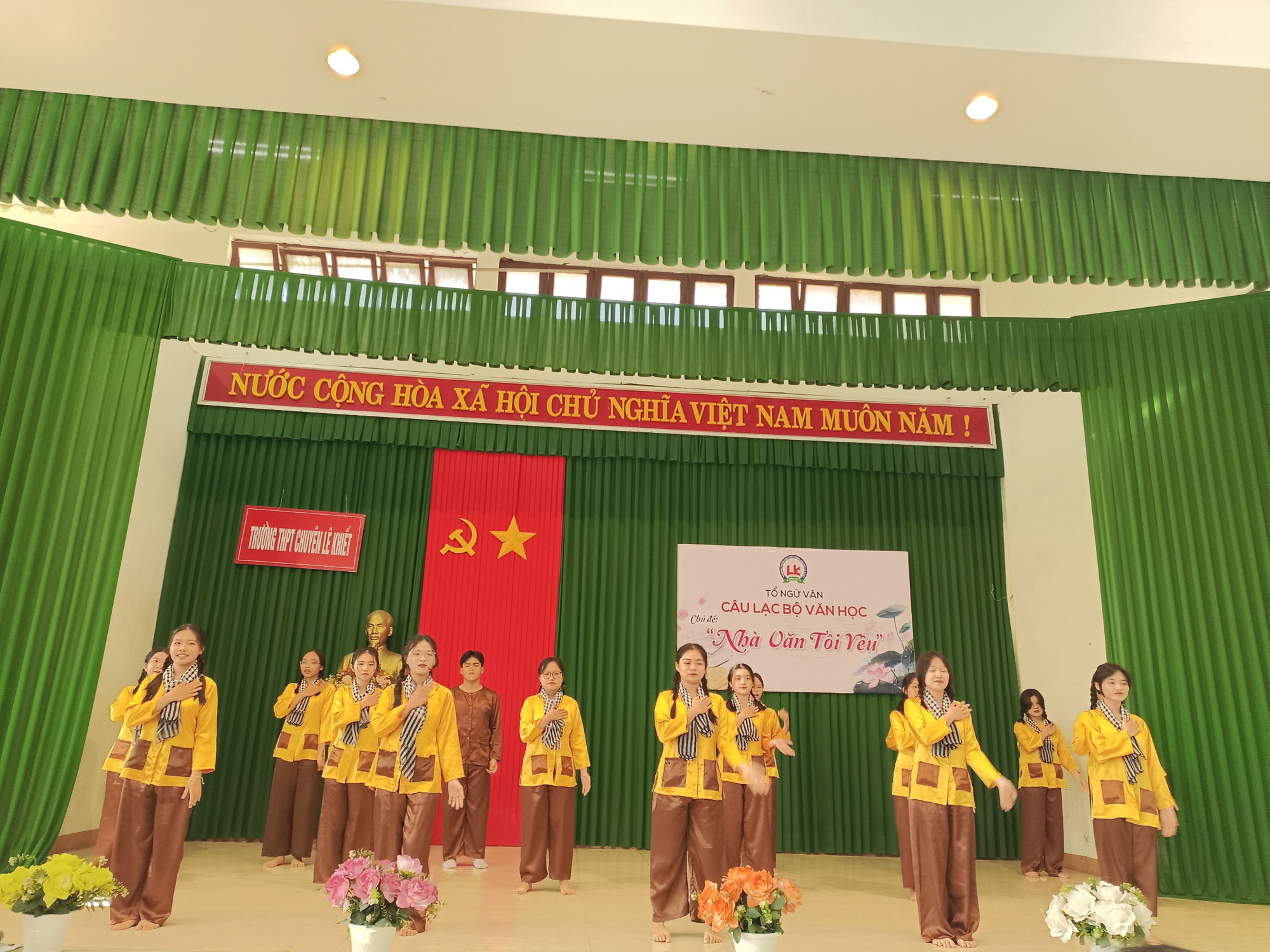 Teen Trường THPT chuyên Lê Khiết khởi động năm mới với Nhà văn tôi yêu- Ảnh 7.