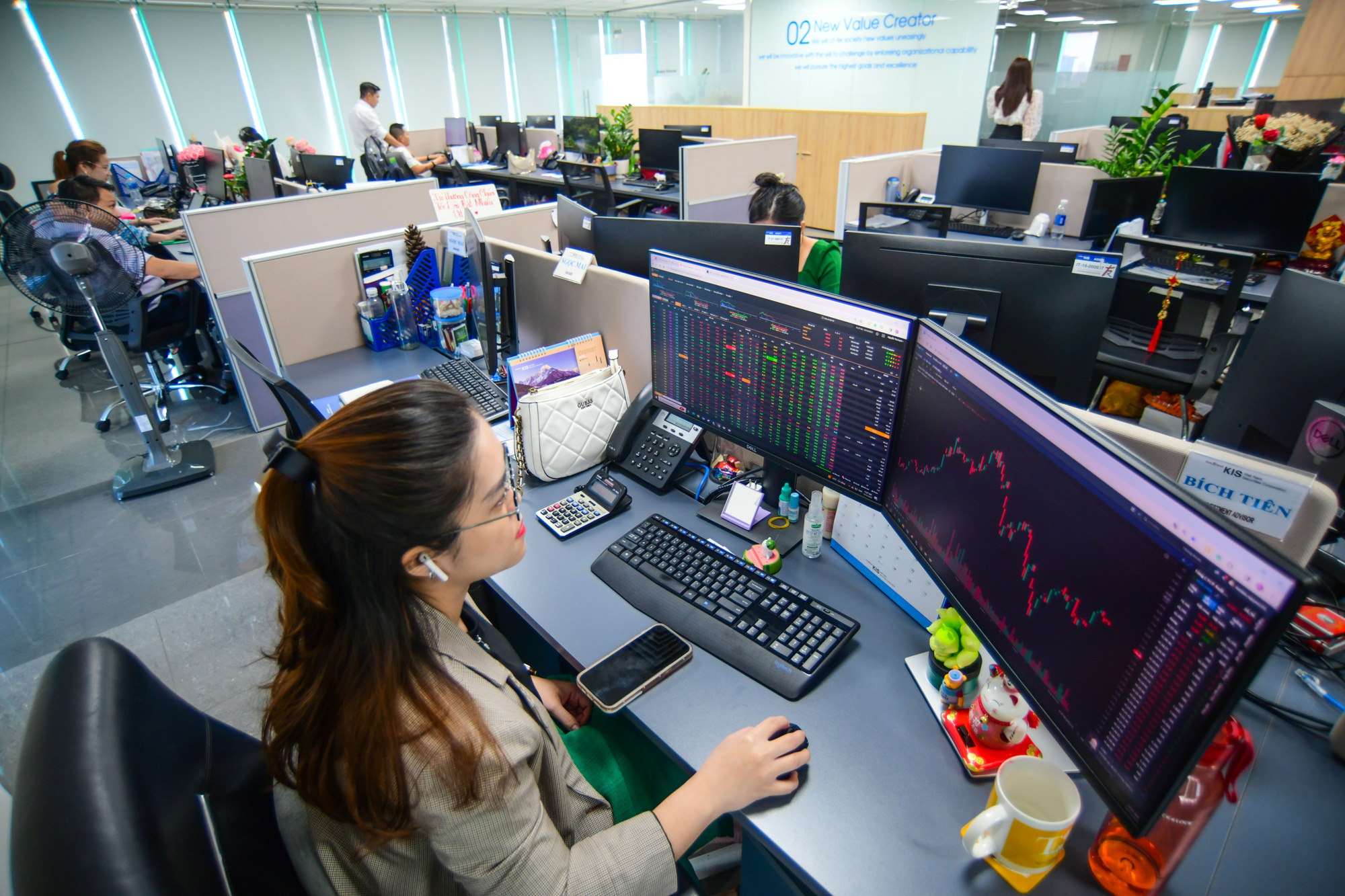 Cuộc đua "zero fee" chứng khoán: xuất hiện bất ngờ, đổi lợi nhuận môi giới để được gì?