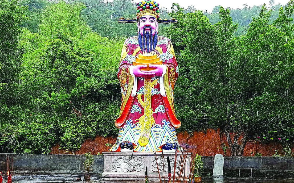Lập biên bản người phụ nữ đến chùa Hương Tích làm 'thần hổ nhập'- Ảnh 3. Bỗng lù lù đâu ra ông Thần Tài? Nếu lậm quá lại thành ra mê tín