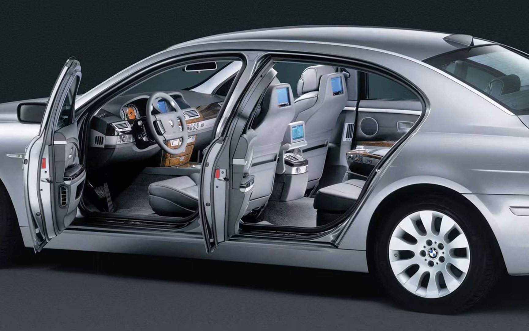 BMW 7-Series từng thử động cơ 'ngang Bugatti', nhưng phải bỏ- Ảnh 6. BMW 7-Series bọc thép từng phục vụ cựu thủ tướng Malaysia