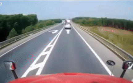 Khởi tố tài xế gây tai nạn đặc biệt nghiêm trọng trên cao tốc làm 3 mẹ con tử vong- Ảnh 3. Vụ tai nạn 2 người chết trên cao tốc do xe con vượt bên phải rồi tạt sang trái va đầu container