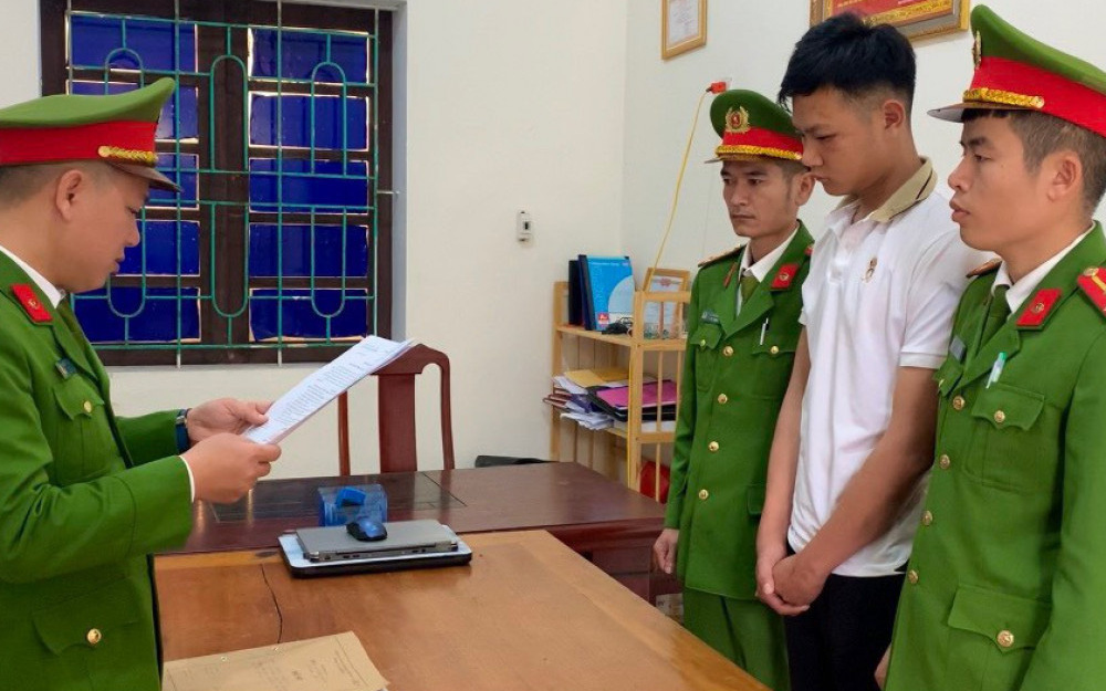 Nam thanh niên 'thông chốt', tông đại úy cảnh sát giao thông bị thương- Ảnh 2. Khởi tố thanh niên đâm xe máy vào thiếu tá cảnh sát giao thông