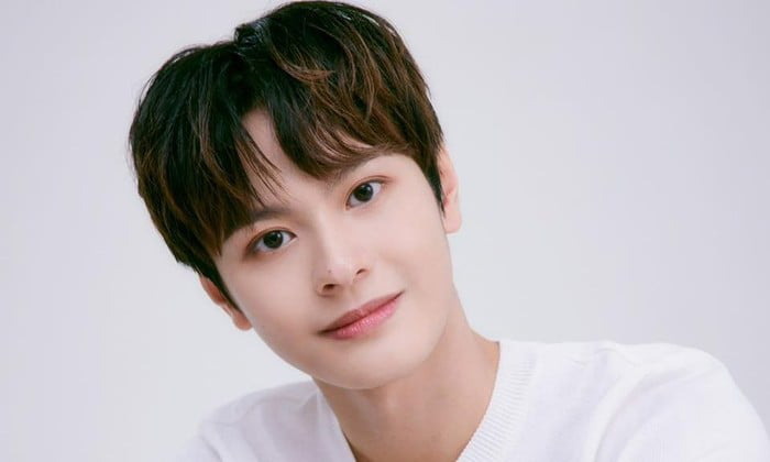 Dang Hong Hai navazuje na Hanbina Hunga a stává se dalším vietnamským idolem aktivním v K-popu. Đặng Hồng Hải tiếp nối Hanbin Hưng, trở thành idol người Việt tiếp theo hoạt động tại K-pop