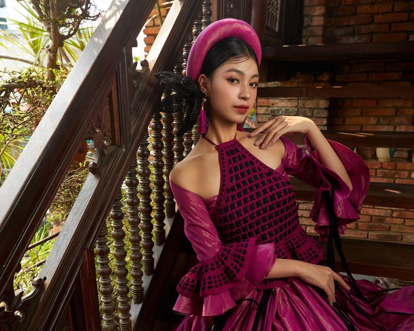 Het nieuwste ontwerp in de Spring Yem-collectie van ontwerper Viet Hung - Foto: HUA QUY LONG Sự kết hợp giữa đan móc và chất liệu tái chế trong bộ sưu tập