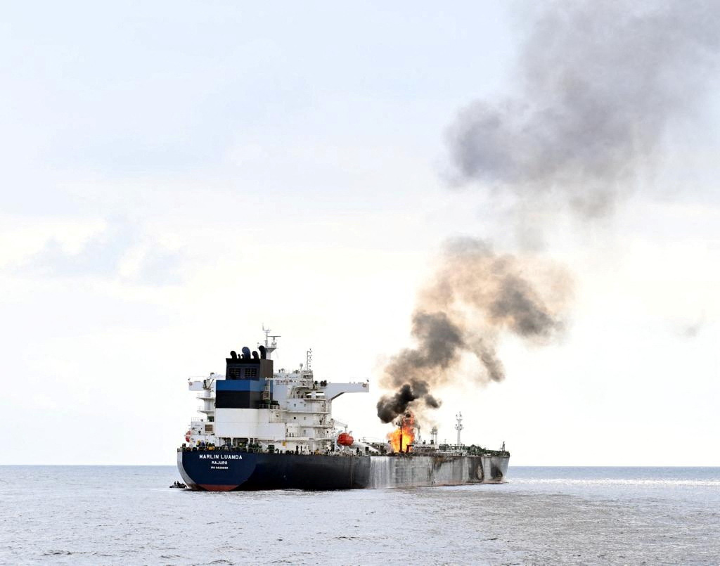 Khói bốc lên từ tàu Marlin Luanda sau khi bị Houthi tấn công tháng 1-2024 - Ảnh: REUTERS
